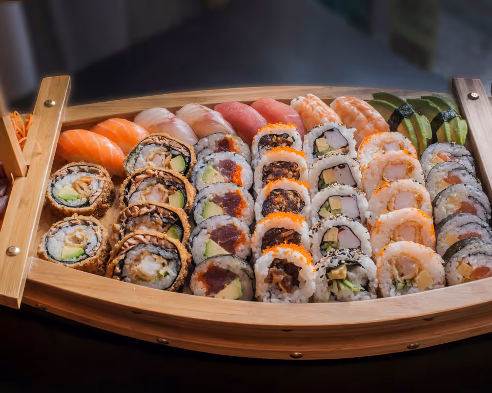 Selezione sushi servita su barca
