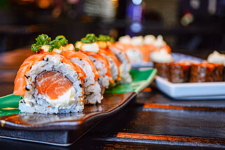 Sushi d'autore su banco omakase